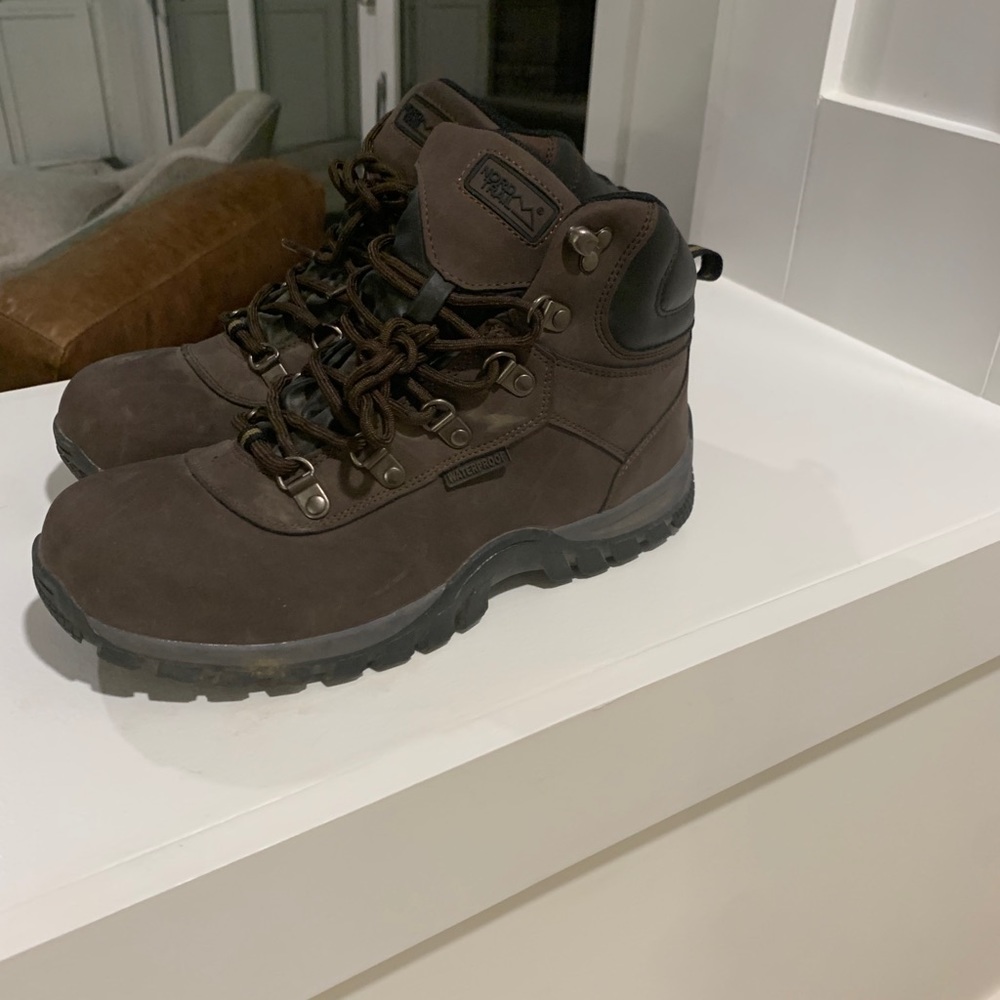 Men’s hiking boots - like new!
